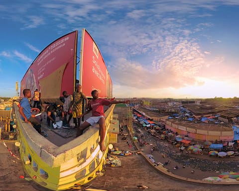 Au sommet d'un building de Kin, les acteurs... et une vue à 360 degrés