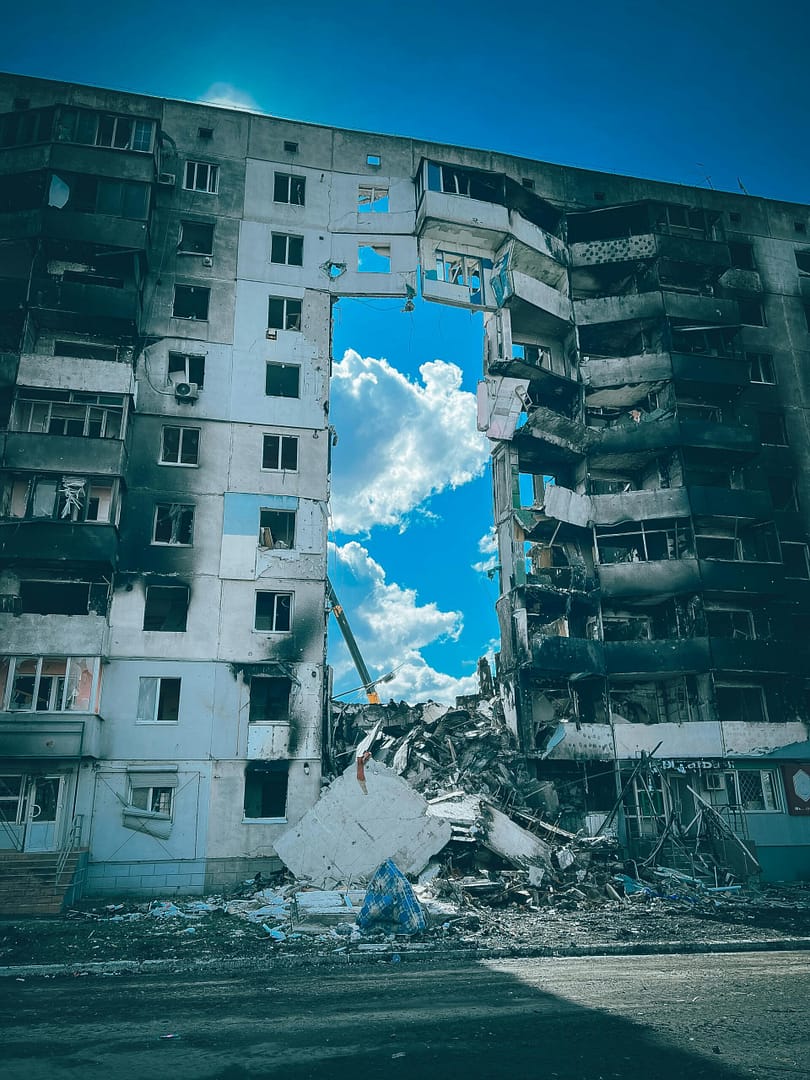 Un immeuble à appartements ukrainien, éventré par un missile russe
